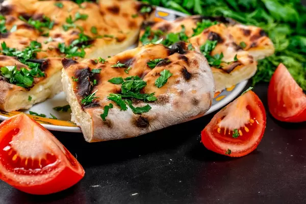 Traditionelles georgisches khachapuri auf dem Tisch selbst gemachtes Backen