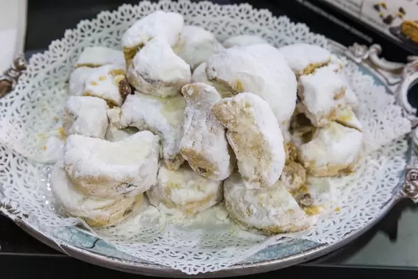 Traditionelles griechisches Gebäck von Deluxe, mit ganzen Mandeln und Puderzucker
