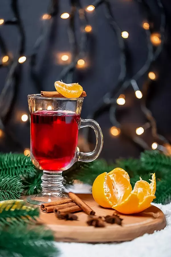 Traditionelles heißes Weihnachtsmarkt-Getränk mit Gewürzstangen