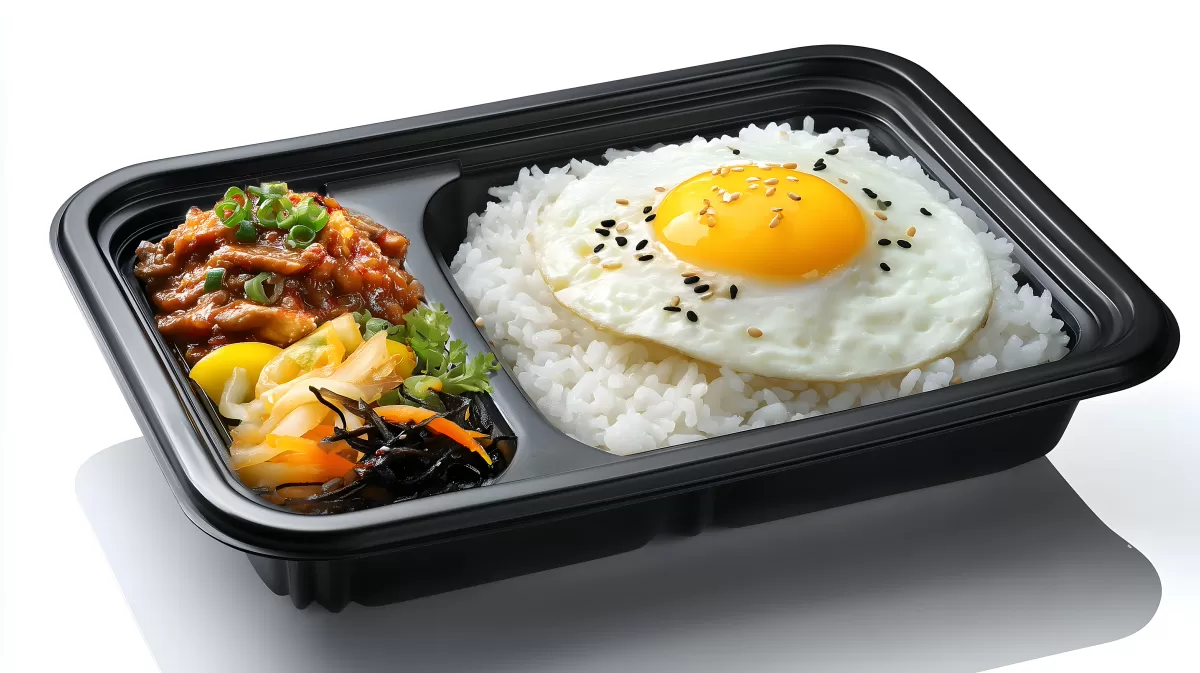 Traditionelles koreanisches Gericht mit Reis, Spiegelei und Fleisch