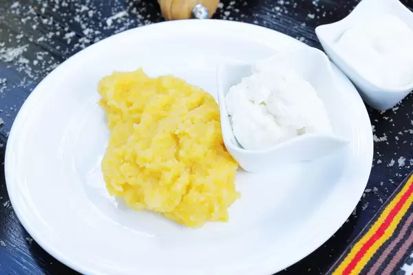 Traditionelles Rezept aus der Balkanküche: Polenta mit Sahne serviert
