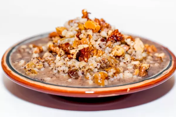 Traditionelles Weihnachtskutya aus Weizen und Milch, verfeinert mit Nüssen und Aprikosen