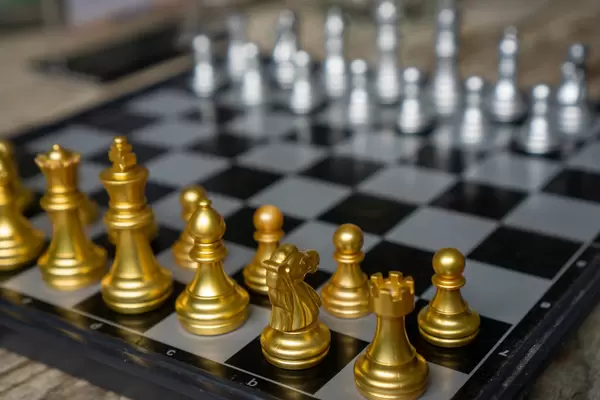 Tragbares Magnetisches Schachbrett mit goldenen und silbernen Schachfiguren in Grundstellung Nahaufnahme
