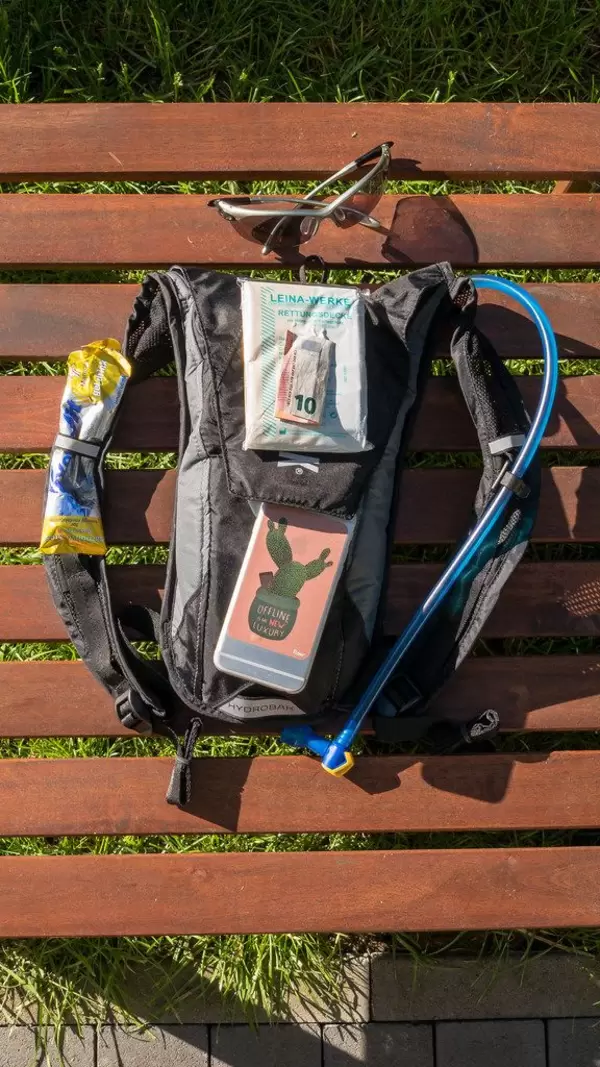 Trail Running Equipment: Trinkrucksack, Handy, Rettungsdecke und Bargeld