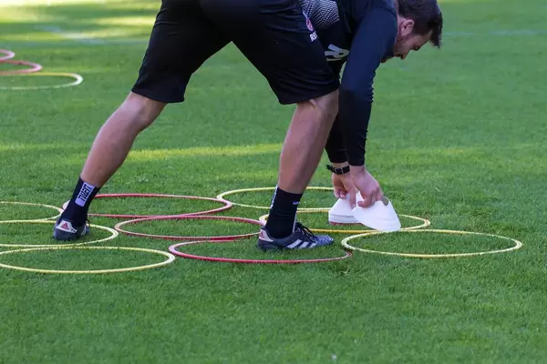 Trainer bereitet Koordinationsringe vor. Training am 12.09.2018