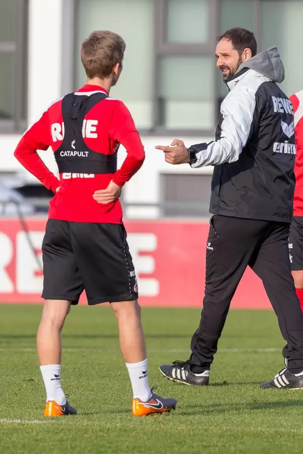 Trainer Stefan Ruthenbeck gibt Vincent Koziello Tipps