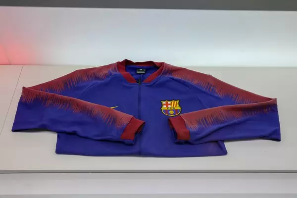 Trainingsjacke in den Vereinsfarben der Fußballmannschaft FC Barcelona auf weißem Untergrund, in Spanien
