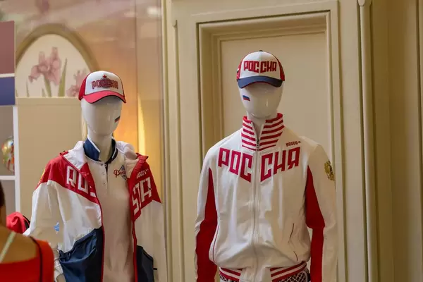 Trainingskleidung und Kappen mit der Aufschrift Russland
