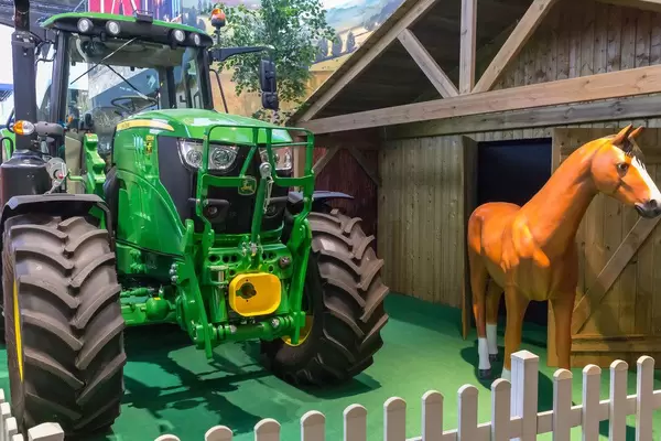Traktor und Pferd am Messestand von Landwirtschafts-Simulator 19