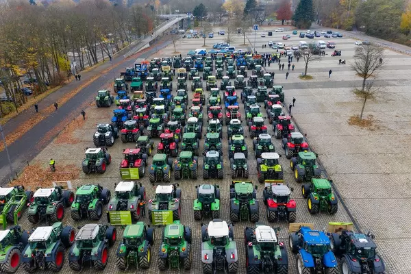 Traktorenprotest: Landwirtschaftsverbindung demonstriert in Dortmund gegen Umweltschutz-Maßnahmen der Bundesregierung