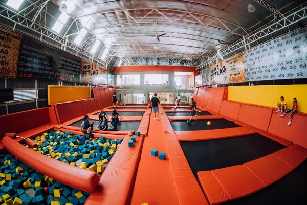 Trampoline im Jetlag Vergnügunscenter - Weitsicht