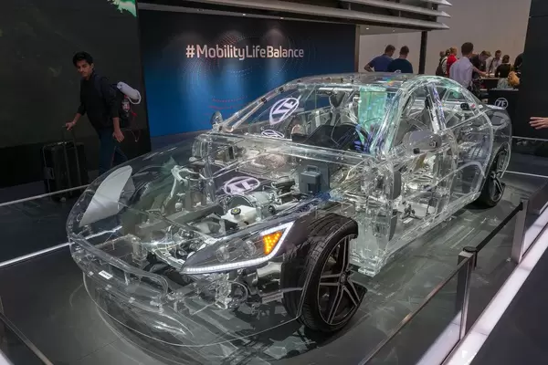 Transparent car: Durchsichtiges Auto von ZF, Plug-in-Hybrid Transmission & E-Motor