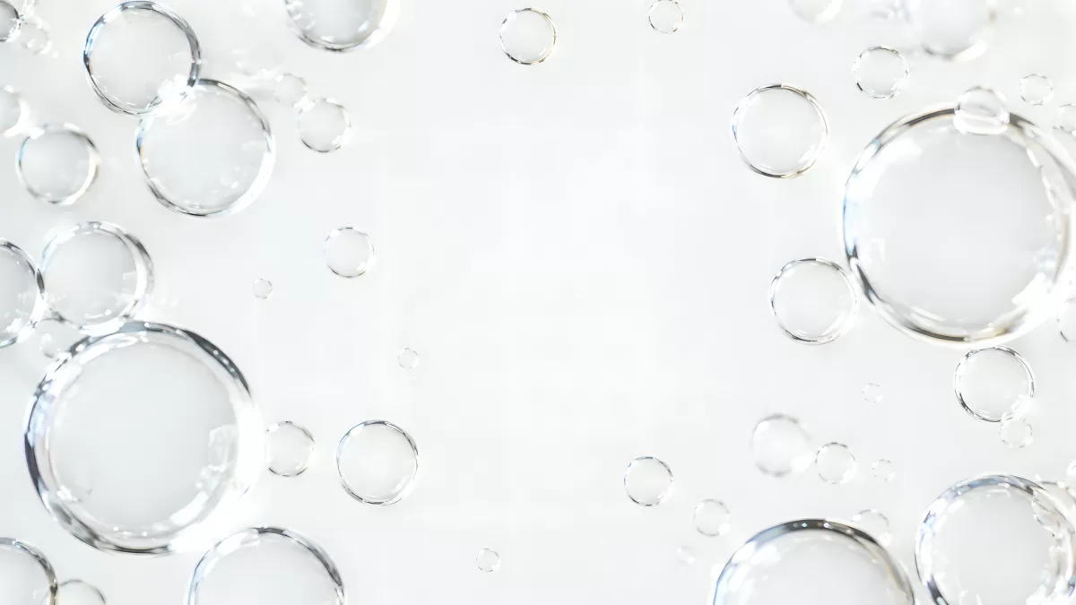 Transparente Seifenblasen auf hellem Hintergrund