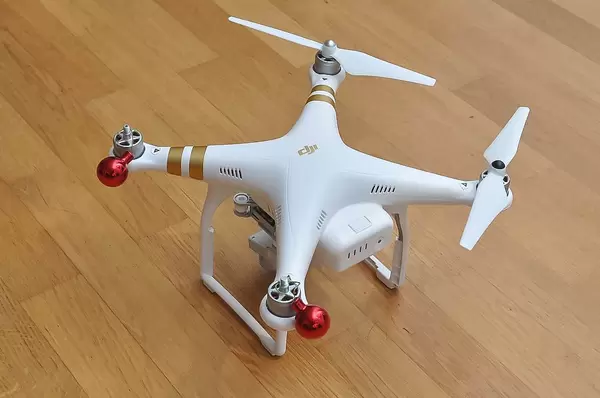 Transport der Weihnachtsgeschenke per Flug mit der Christkugel-Drohne?