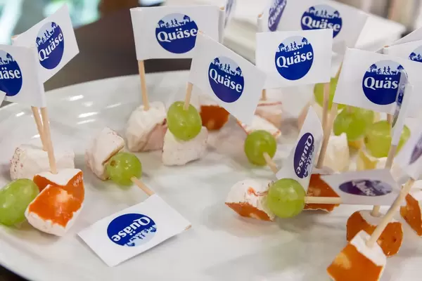 Traube und Quäse - Sauermilchkäse mit hohem Eiweißgehalt - auf Probierteller