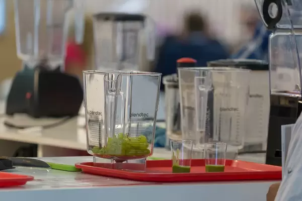 Trauben im Behälter eines Blendtec-Mixers