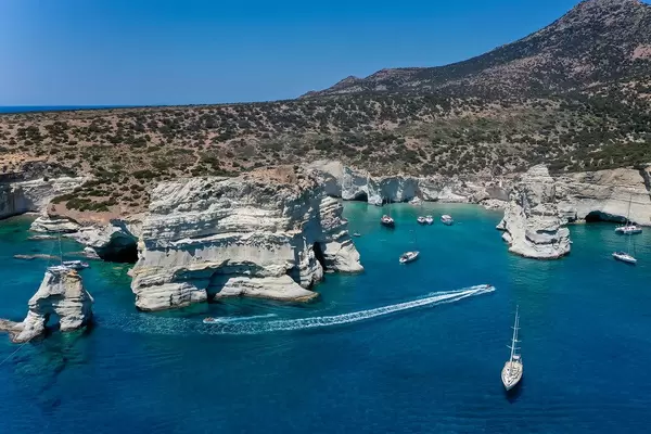 Traumhafte Landschaft auf Milos: Kleftiko Bucht. Luftaufnahme mit Segel- und Motorbooten