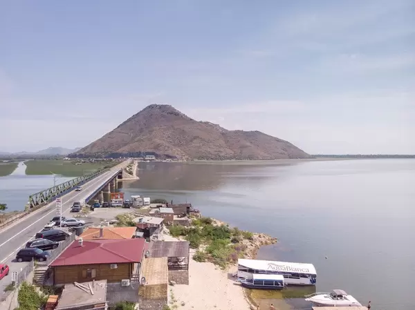 Traumhafter Skadar-See in Montenegro an einem sonnigen Tag