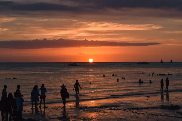 Traumhafter Sonnenuntergang spiegelt sich im Meer vor Boracay, westliche Vishayas, Philippinen