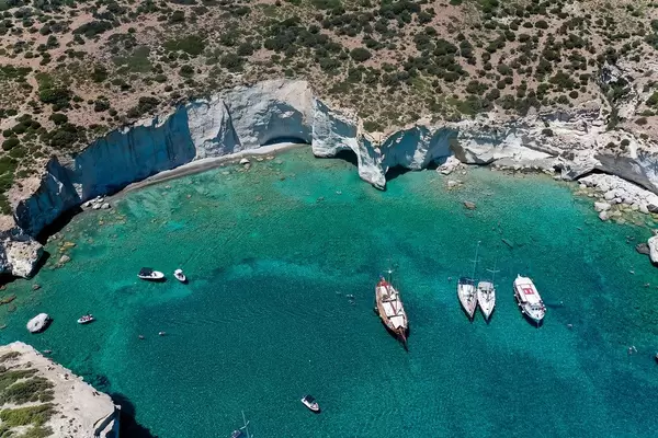 Traumhaftes Reiseziel in Griechenland. Luftbild: die Bucht von Kleftiko auf Milos, südlicher Ägäis