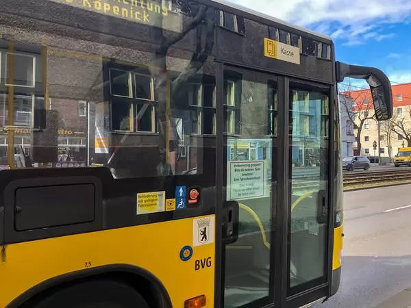 Travelling by bus in times of Corona: the front entrance cannot be used and tickets cannot be bought on board, to protect the driver from infection