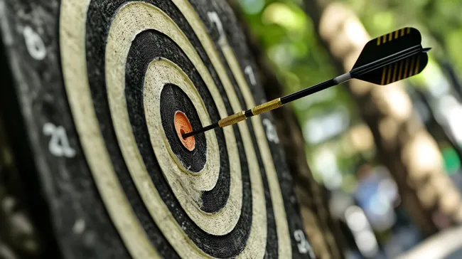 Treffsicheres Dartspiel auf grünem Hintergrund