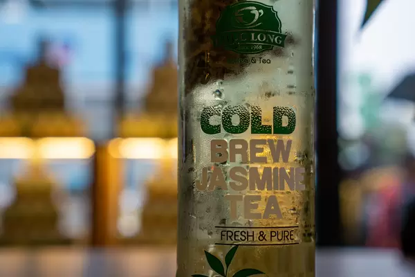 Trendgetränk Cold Brew Jasmin Tee in einer Glasflasche Nahaufnahme