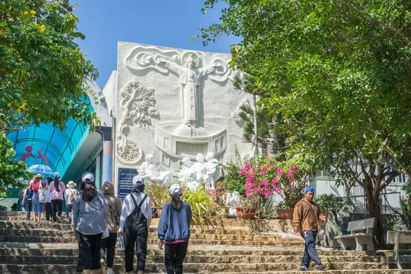 Treppen führen zu der Jesus Christus Statue in Vung Tau