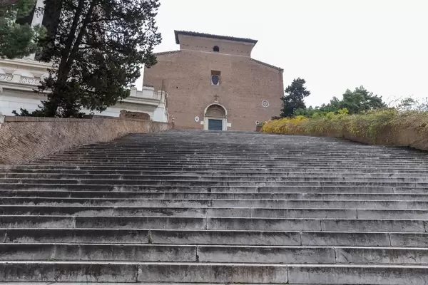 Treppen führen zu einer alten Kapelle in Rom