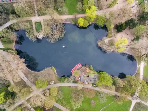 Tretboote am Teich im Park Volksgarten in Köln aus der Vogelperspektive