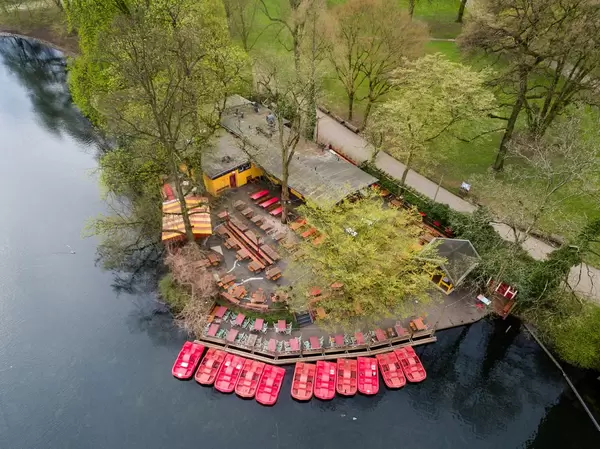 Tretboote am Teich im Park Volksgarten in Köln