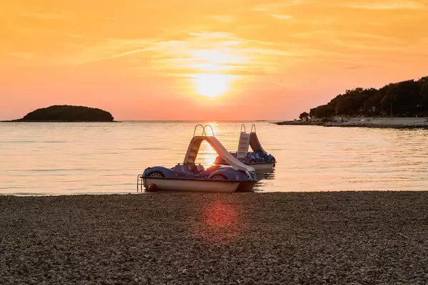 Tretboote bei Sonnenuntergang