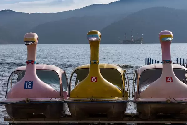 Tretboote mit Piratenschiff im Hintergrund