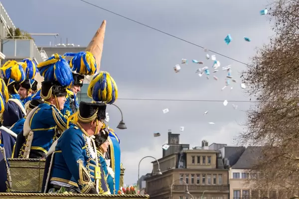 Treue Husaren werfen Zuschauern Päckchen zu - Kölner Karneval 2018