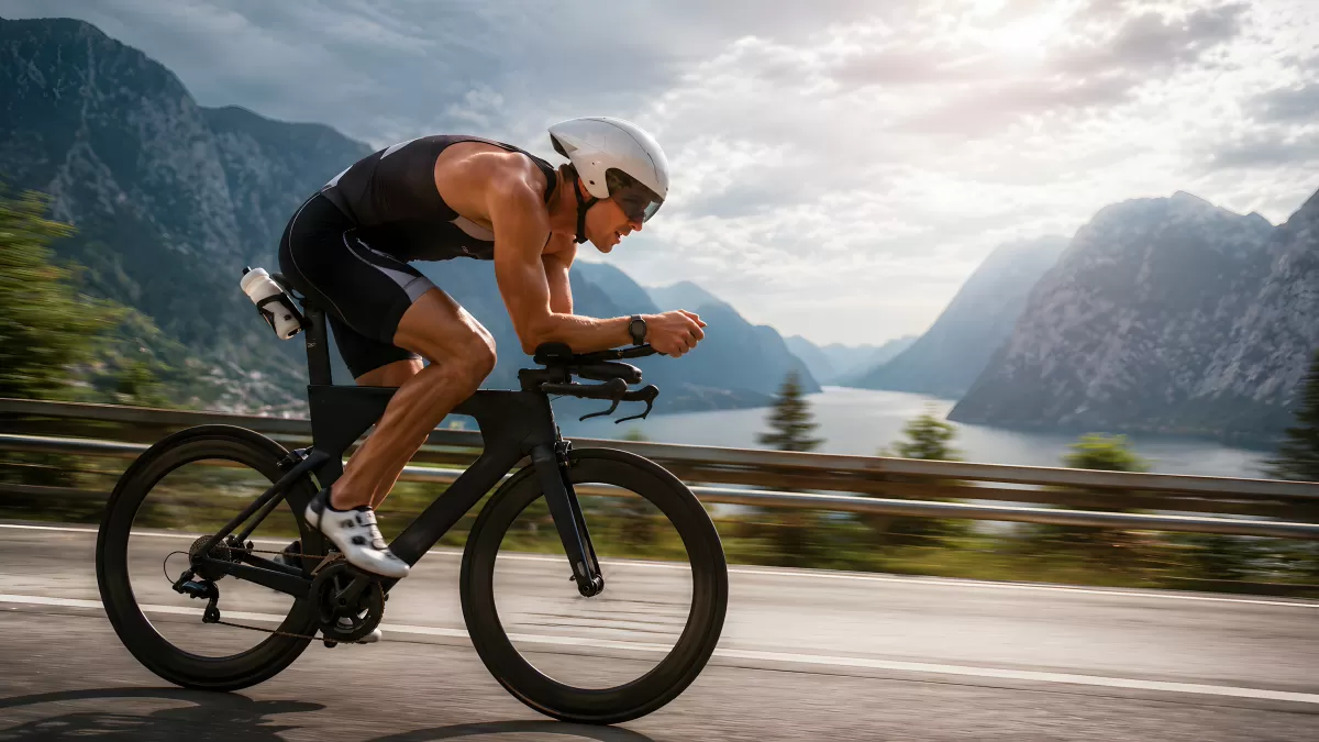 Triathlet auf Rennrad in alpiner Berglandschaft