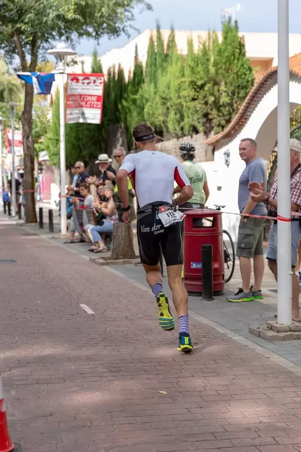 Triathlet Tristan Olij läuft bei einem Triathlon von hinten fotografiert