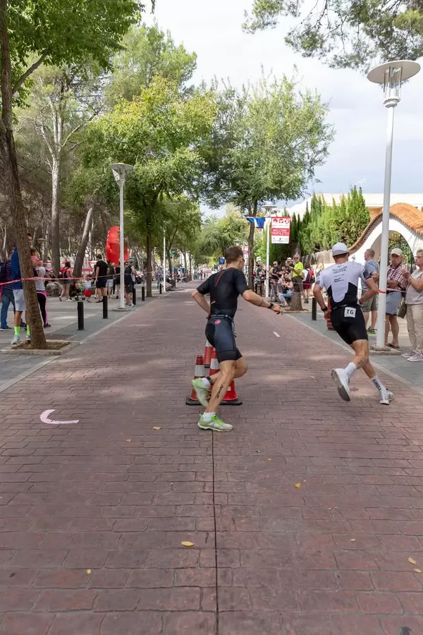 Triathleten Julian Hegg und Jesper Nybo Riis machen die Wende bei dem Wendepunkt des Challenge Triathlonwettbewerbs in Paguera