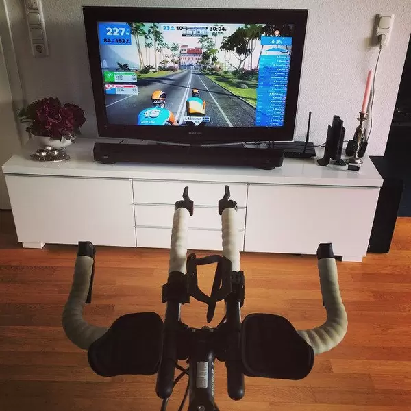 Triathlon Training mit @gozwift #watopia #triathlon #nerd #sports #cycling #strava #notrunningsucks #rain #zwift