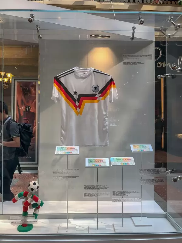 Trikot der deutschen Nationalmannschaft bei der Fußball-Weltmeisterschaft 1990 in Italien und das Maskottchen Ciao