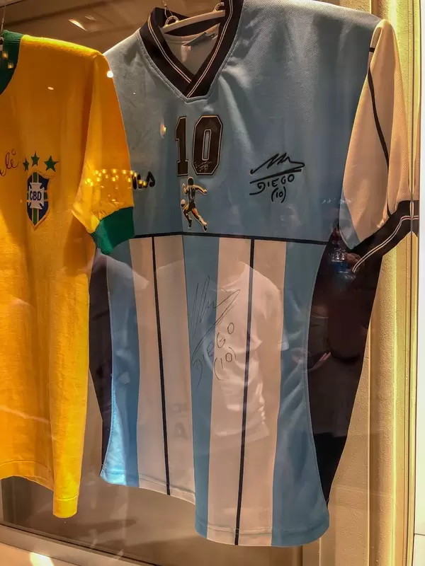Trikots mit Autogrammen von Diego Maradona und Pelé