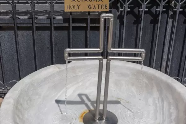 Trinkbrunnen mit heiligem Wasser in Kreuz-Form