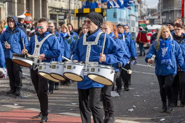 Trommler in blauen Jacken beim Rosenmontagszug - Kölner Karneval 2018