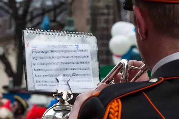 Trompeter: Denn wenn et Trömmelche jeiht