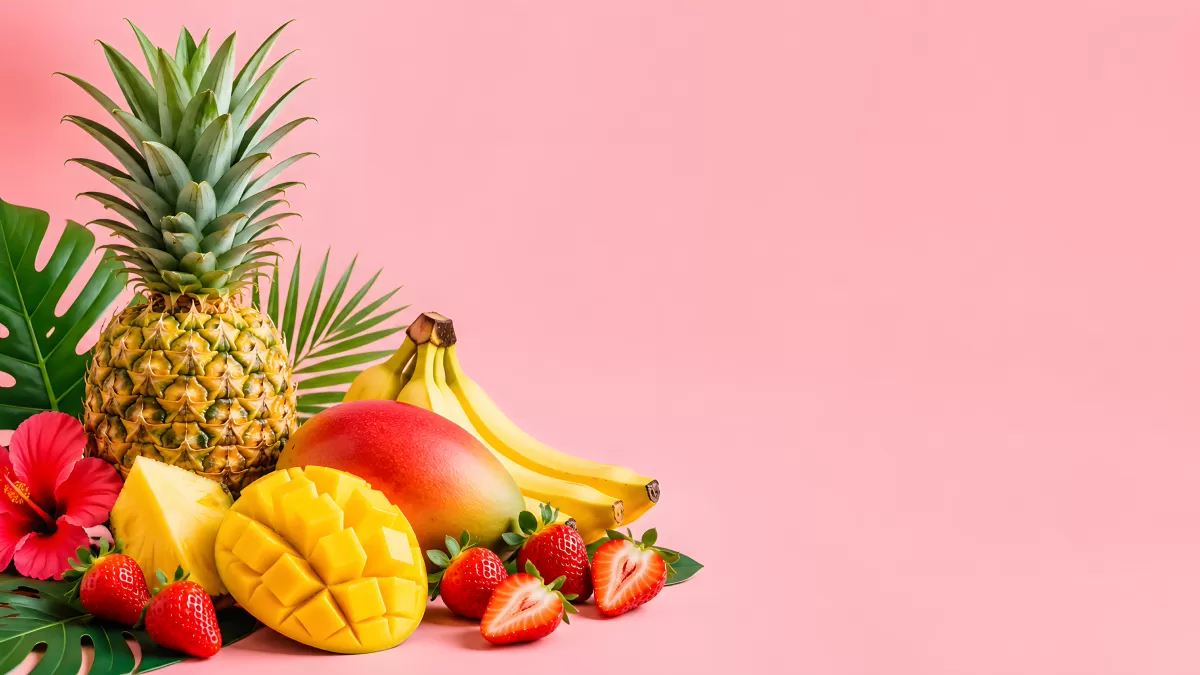 Tropische Früchte auf rosafarbenem Hintergrund