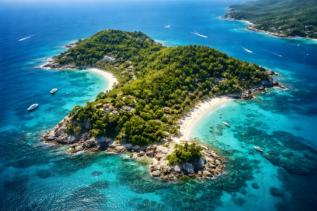Tropische Insel mit türkisem Meer aus der Vogelperspektive