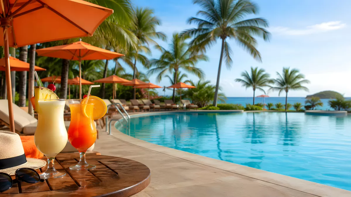 Tropischer Poolbereich mit Cocktails und Palmen