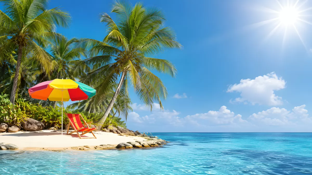 Tropischer Strand mit Palmen und buntem Sonnenschirm