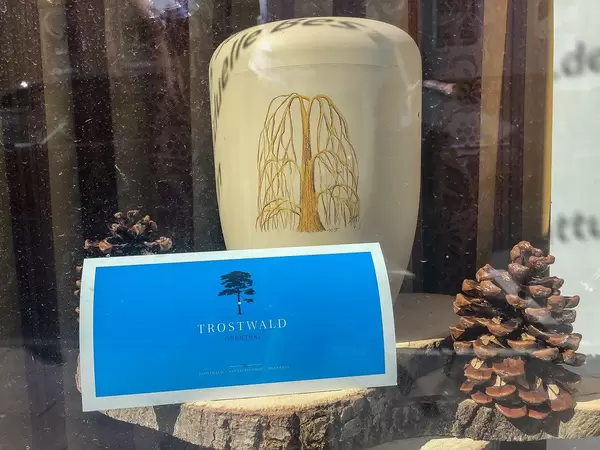 Trostwald Odenthal Waldbestattungen. Die Asche werden an Wurzeln von Bäumen beigesetzt