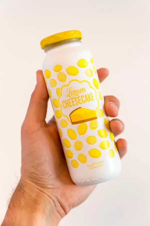 True Fruits saftiger Smoothie der Frühlingsedition "Lemon Cheesecake" schmeckt nach Käsekuchen und Zitrone, ist vegan und schonend pasteurisiert