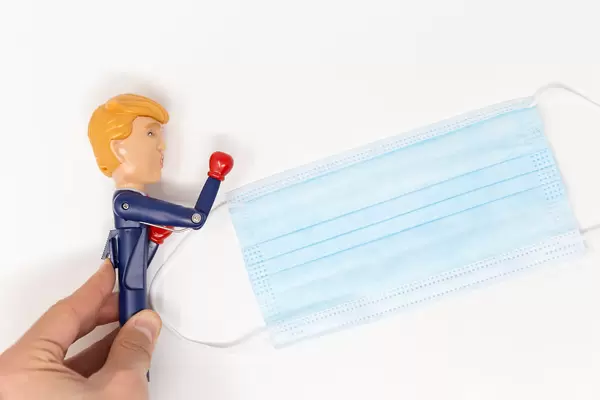 Trump against the use of face mask in the Covid crisis: fun US president pen with boxing gloves